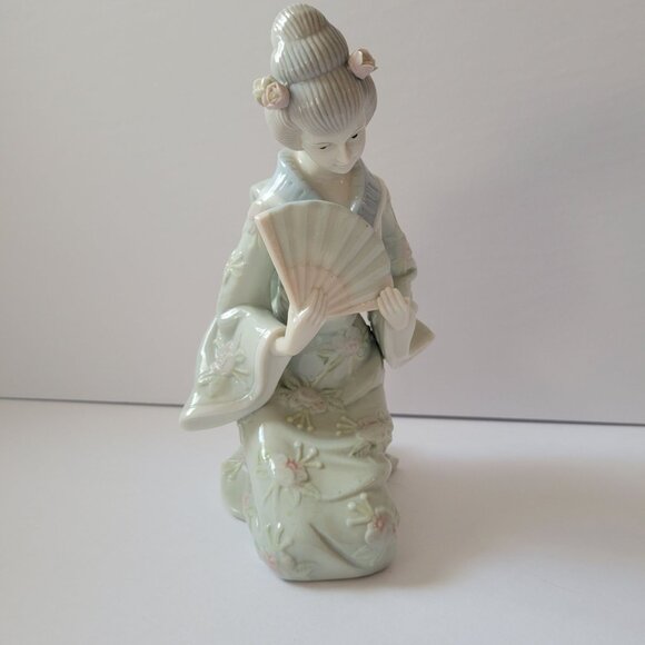 Porcelain KPM Japanese Geisha Figurine With Fan Kneeling 10" Floral Detail - Picture 2 of 9